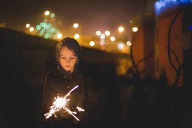 Bel kadar birlikte yeni yıl kutlama ve maytap açık havada bahçe aydınlatma mutlu bir aile portresi