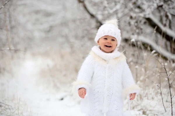 Menino Bonito Seus Irmãos Mais Velhos Brincando Livre Com Neve — Fotografia de Stock