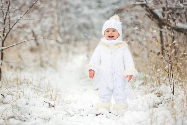 Ładny Mały Toddler Chłopiec Jego Starsi Bracia Bawiąc Się Zewnątrz — Zdjęcie stockowe