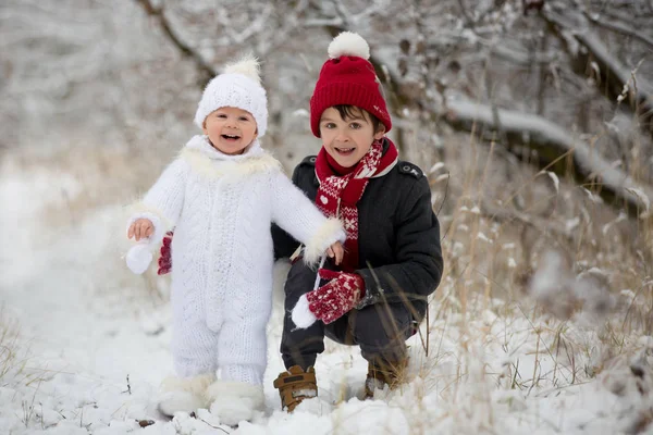 Niedlichen Kleinen Jungen Und Seine Älteren Brüder Spielen Freien Mit — Stockfoto