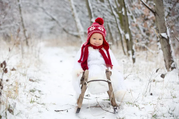 Menino Bonito Seus Irmãos Mais Velhos Brincando Livre Com Neve — Fotografia de Stock