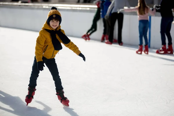 Niño Feliz Con Sombrero Chaqueta Patinaje Durante Día Divertirse Aire — Foto de Stock