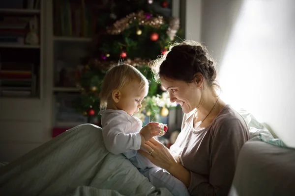 Giovane Bella Madre Che Allatta Suo Neonato Notte Luce Fioca — Foto Stock