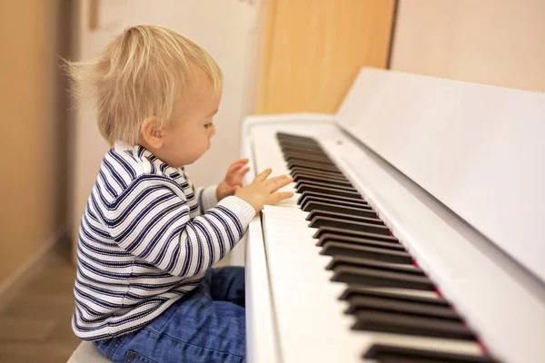 Süßes Positives Kleinkind Beim Klavierspielen Musikalische Früherziehung Für Kleine Kinder — Stockfoto