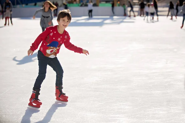 Happy Boy Hat Jacket Skating Day Having Fun Outdoors Winter — Stock Photo, Image