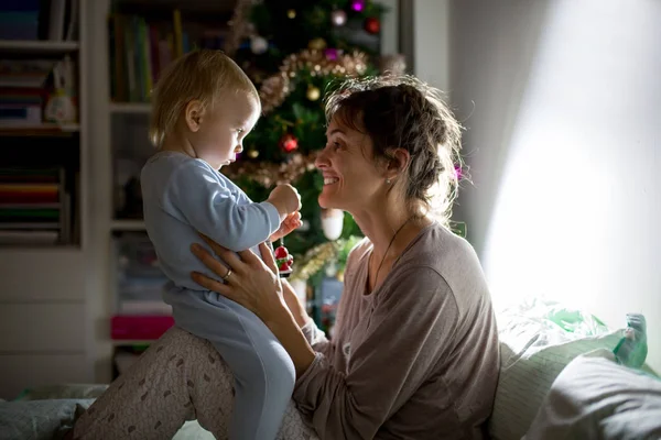Jonge Mooie Moeder Borstvoeding Haar Pasgeboren Babyjongen Nachts Dim Licht — Stockfoto