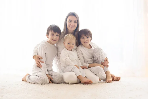 Ritratto Famiglia Della Madre Dei Suoi Tre Figli Isolati Sul — Foto Stock