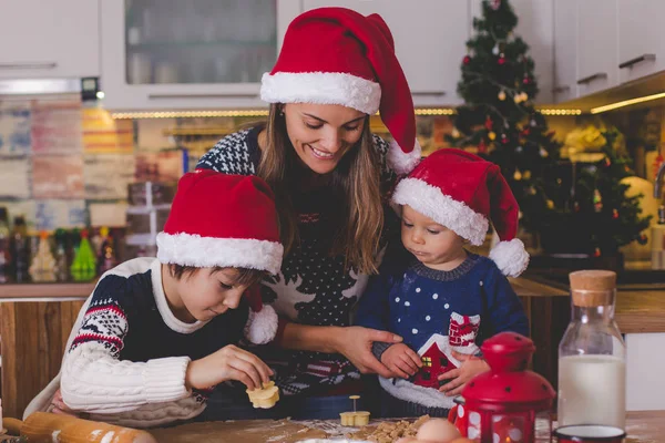 Dulce Niño Pequeño Hermano Mayor Niños Ayudando Mamá Preparar Galletas — Foto de Stock