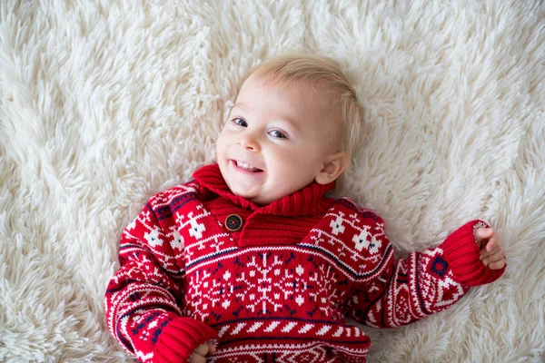 幸せな兄弟 赤ちゃん 白い毛布に自宅を抱いて笑顔で上から撮影 — ストック写真