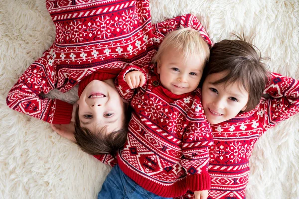 快乐的兄弟 婴孩和学龄前儿童 拥抱在家在白色毯子 从上面射击 — 图库照片