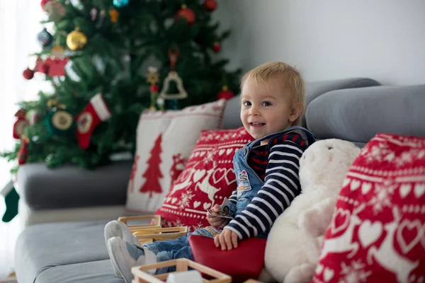 Kanepe Oturma Sevimli Yürümeye Başlayan Çocuk Noel Ağacı Evde Önünde — Stok fotoğraf