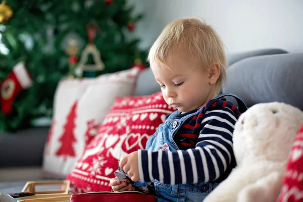 Söt Liten Knatte Pojke Sitter Soffan Läsa Bok Framför Granen — Stockfoto