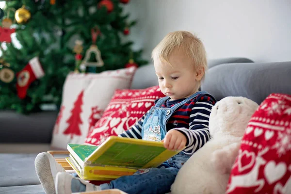 Kanepe Oturma Sevimli Yürümeye Başlayan Çocuk Noel Ağacı Evde Önünde — Stok fotoğraf