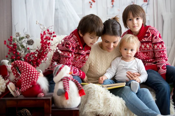 Madre Legge Libro Suoi Figli Bambini Seduti Poltrona Accogliente Una — Foto Stock