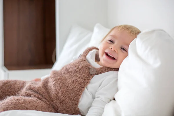 Dulce Bebé Lindo General Acostado Cama Sonriendo Con Peluche Oso — Foto de Stock