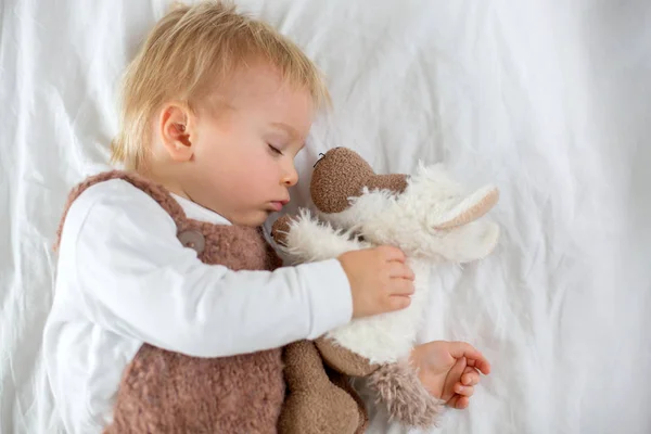 Dulce Bebé Lindo General Durmiendo Cama Con Peluches Oso Peluche — Foto de Stock