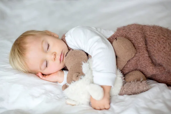 Süßer Junge Niedlichen Overall Schlafend Bett Mit Teddybär Plüschtieren Winterlandschaft — Stockfoto