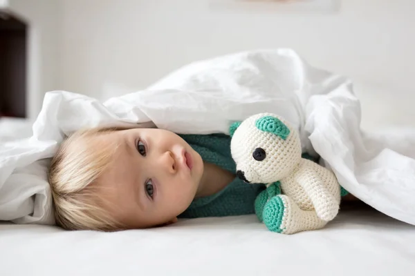 Kleiner Süßer Junge Kind Strickpullover Strickspielzeug Der Hand Glücklich Lächelnd — Stockfoto