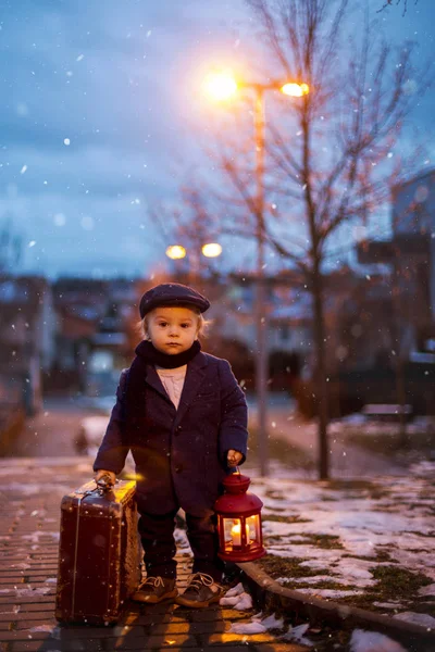 Toddler Chłopiec Stojąc Schodach Trzymając Latarnia Stare Walizki Ulica Widok — Zdjęcie stockowe