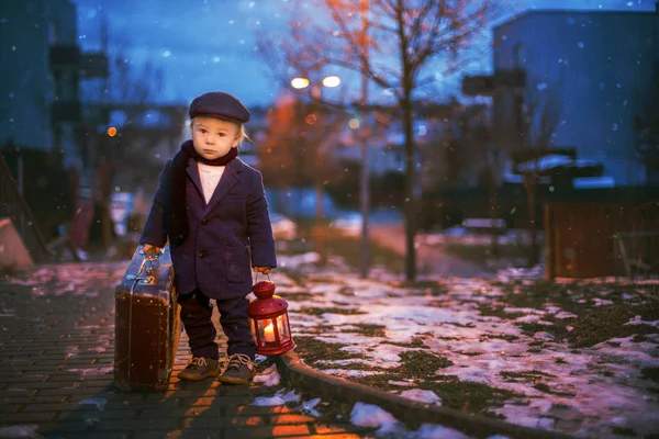 Bambino Piedi Sulle Scale Tenendo Lanterna Vecchia Valigia Vista Sulla — Foto Stock