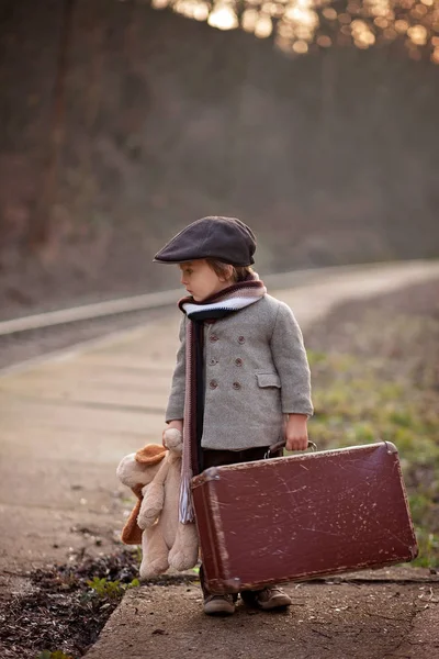 Schattige Jongen Een Spoorwegstation Wachten Trein Met Koffer Teddy Bear — Stockfoto