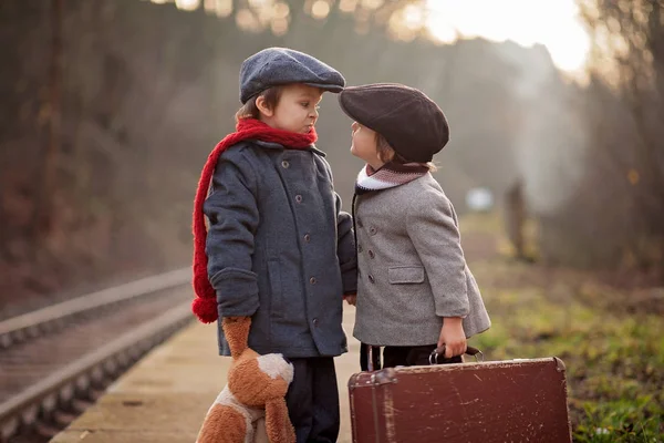 Bedårande Pojke Järnvägsstation Väntar Tåget Med Resväska Och Nalle Vintage — Stockfoto