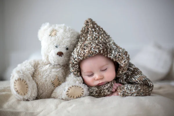 Kleiner Junge Schläft Hause Mit Stoffteddy Spielzeug Legt Sich Hin — Stockfoto