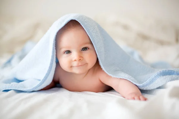 Niedliche Kleine Junge Entspannt Bett Nach Dem Bad Lächelt Glücklich — Stockfoto