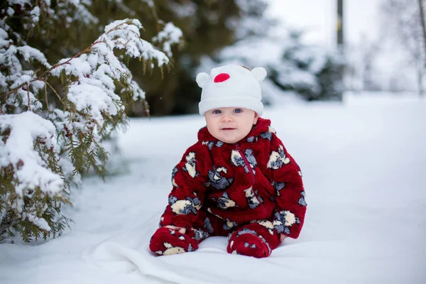 Kleiner Süßer Lächelnder Kleiner Junge Der Draußen Schnee Neben Einem — Stockfoto