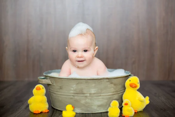 Roztomilé Dítě Hrát Gumovou Kachnu Když Sedí Kovové Pánvi Doma — Stock fotografie