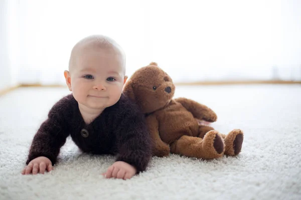 Malý Roztomilý Chlapeček Oblečený Ručně Pletený Hnědý Medvídek Celkově Hraje — Stock fotografie