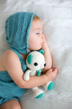 Tatlı yürümeye başlayan çocuk, oyuncak ayı oyuncak, şirin örgü kıyafeti, uyku izole