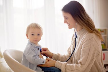 Çocuk doktoru muayene bebeğim. Kullanarak doktor stetoskop yıllık çocuk için kontrol etmek