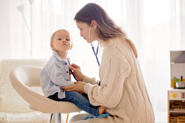 Çocuk doktoru muayene bebeğim. Kullanarak doktor stetoskop yıllık çocuk için kontrol etmek