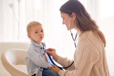 Çocuk doktoru muayene bebeğim. Kullanarak doktor stetoskop yıllık çocuk için kontrol etmek
