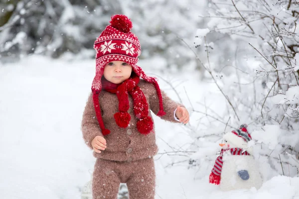 Porträt Eines Niedlichen Kleinkindes Das Brauner Strickjacke Hose Roter Mütze — Stockfoto