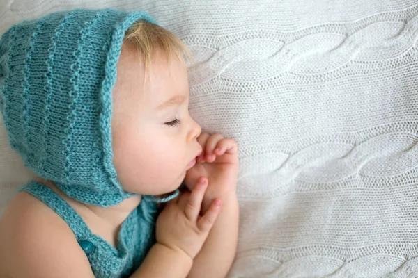 Süßer Kleiner Junge Der Mit Teddybär Spielzeug Schläft Niedliches Strickkostüm — Stockfoto