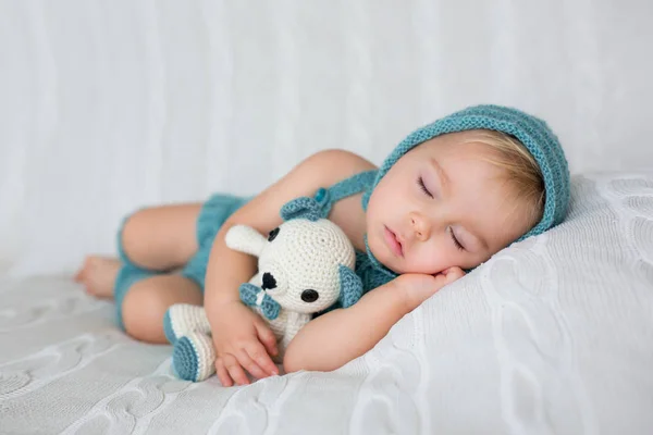 Menino Criança Doce Dormindo Com Brinquedo Ursinho Pelúcia Roupa Malha — Fotografia de Stock