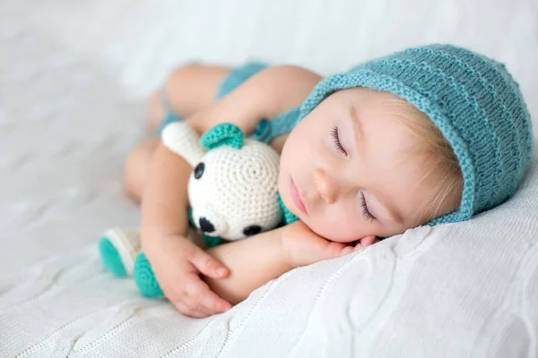 Menino Criança Doce Dormindo Com Brinquedo Ursinho Pelúcia Roupa Malha — Fotografia de Stock