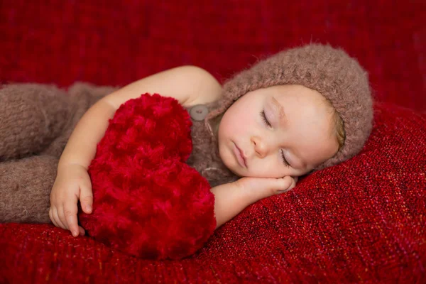 Süßer Kleiner Junge Schlafend Mit Herzspielzeug Niedliches Strickkostüm Isoliert Valentinisches — Stockfoto