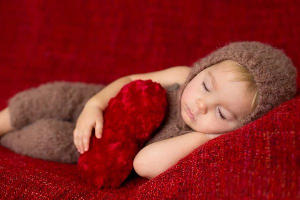 Süßer Kleiner Junge Schlafend Mit Herzspielzeug Niedliches Strickkostüm Isoliert Valentinisches — Stockfoto