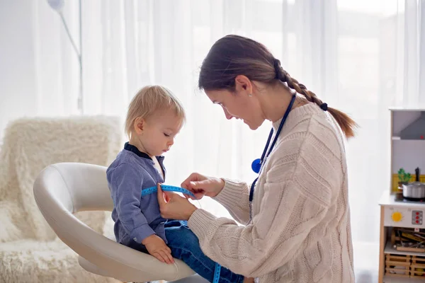 Børnelæge Undersøger Lille Dreng Læge Der Bruger Stetoskop Til Årligt - Stock-foto