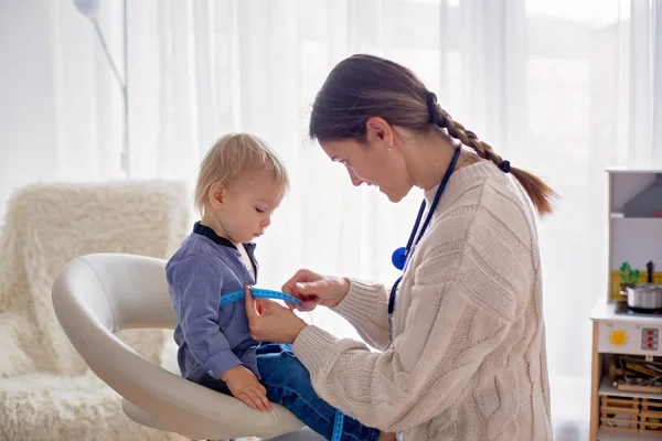 Çocuk doktoru muayene bebeğim. Kullanarak doktor stetoskop yıllık çocuk için kontrol etmek