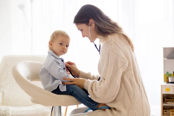 Kinderarzt Untersucht Jungen Arzt Setzt Stethoskop Für Jährliche Kinder Untersuchung — Stockfoto