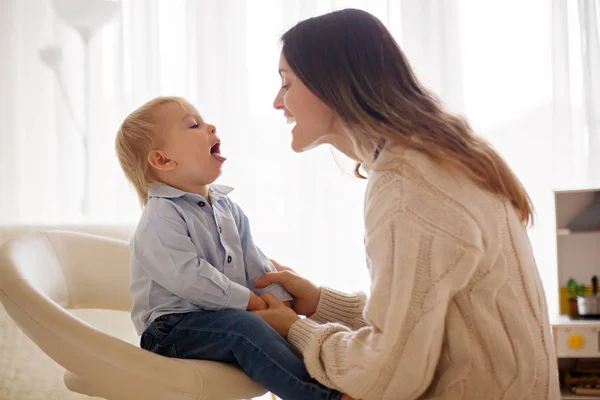 Pediatra Che Esamina Bambino Medico Che Utilizza Stetoscopio Controllo Annuale — Foto Stock