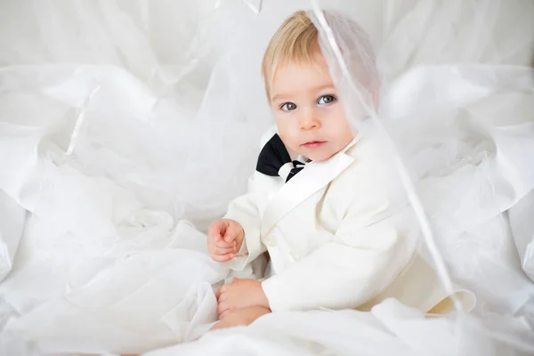 Smokin Zarif Yakışıklı Küçük Çocuk Onun Anneler Gelinliğin Düğüne Gitmek — Stok fotoğraf