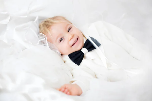 Smokin Zarif Yakışıklı Küçük Çocuk Onun Anneler Gelinliğin Düğüne Gitmek — Stok fotoğraf