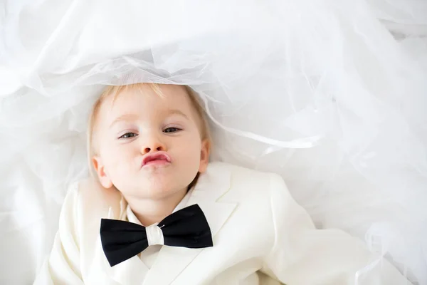 Retrato Menino Bonito Elegante Smoking Deitado Cama Seu Vestido Noiva — Fotografia de Stock