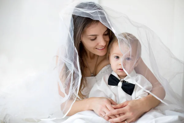 Portrait Élégant Beau Petit Garçon Maman Comme Mariée Couché Dans — Photo