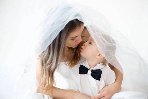 Ritratto Elegante Bel Ragazzo Mamma Come Sposa Sdraiata Letto Giorno — Foto Stock